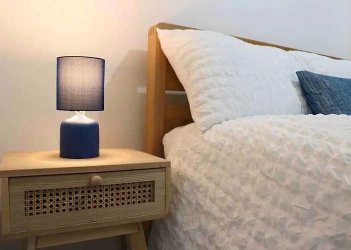 Unique 3 Bedroom House Free Wifi & Parking Апартаменти Лідс