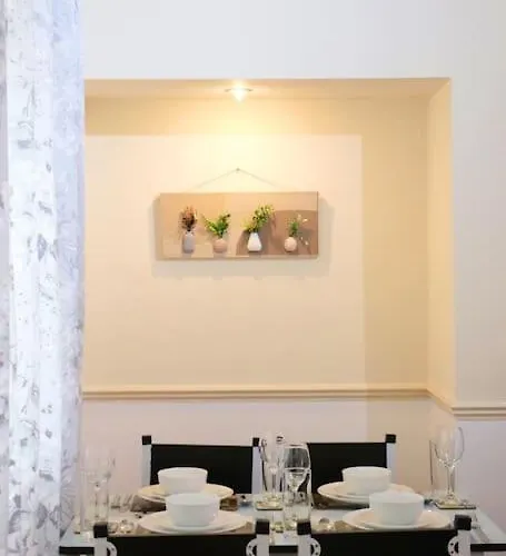 Unique 3 Bedroom House Free Wifi & Parking *