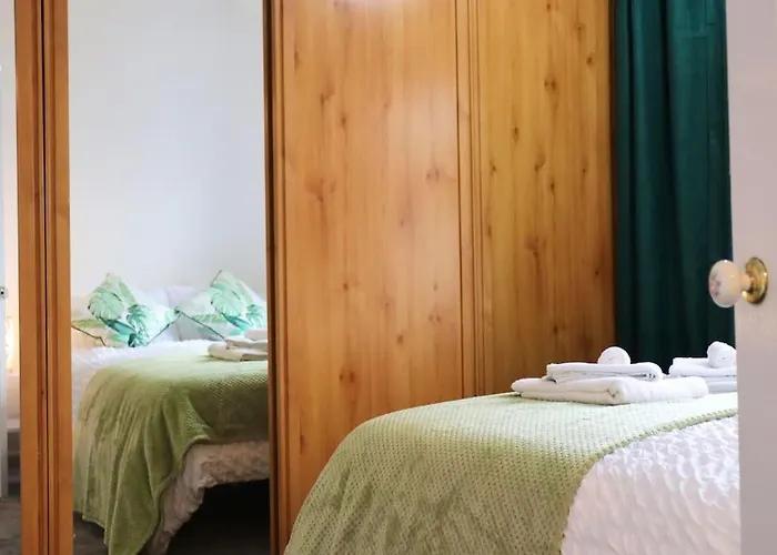 Unique 3 Bedroom House Free Wifi & Parking Лідс