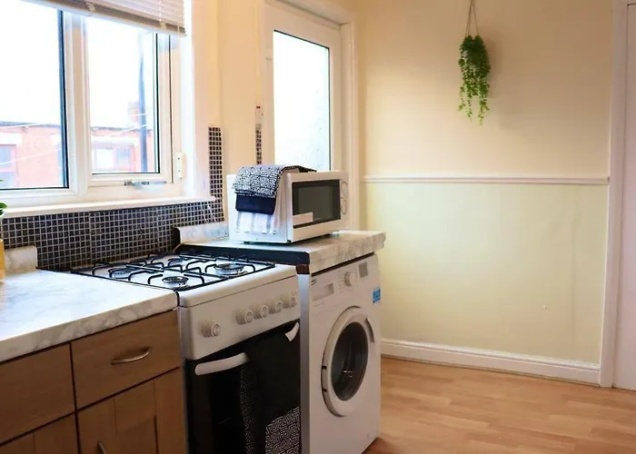 Апартаменти Unique 3 Bedroom House Free Wifi & Parking *