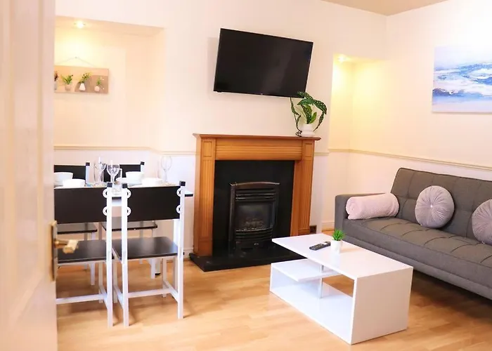 Apartment Unique 3 Bedroom House Free Wifi & Parking