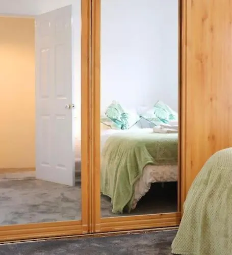 Apartment Unique 3 Bedroom House Free Wifi & Parking