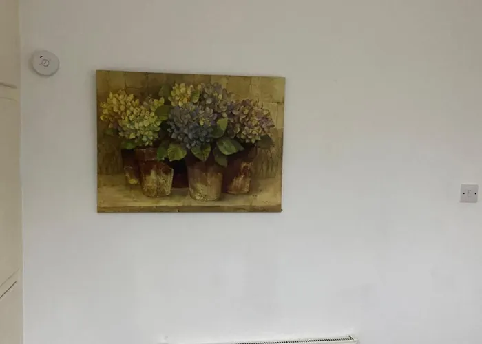 Unique 3 Bedroom House Free Wifi & Parking Апартаменты *