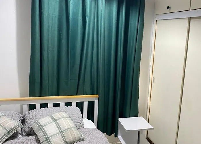 Unique 3 Bedroom House Free Wifi & Parking Appartamento